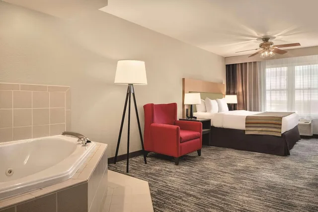 جناح بريميوم بسرير كينج مع أريكة بحوض جاكوزي، Country Inn & Suites by Radisson, Galena, IL 4/5