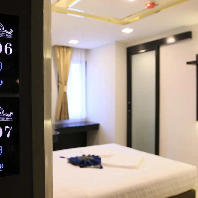 غرفة ديلوكس بسرير كينج وسرير كوين، Pratunam Atrium Hotel 8/10
