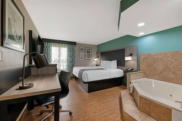 جناح بسرير كينج بجاكوزي، Best Western Plus Greenwood/Indy South Inn 5/6