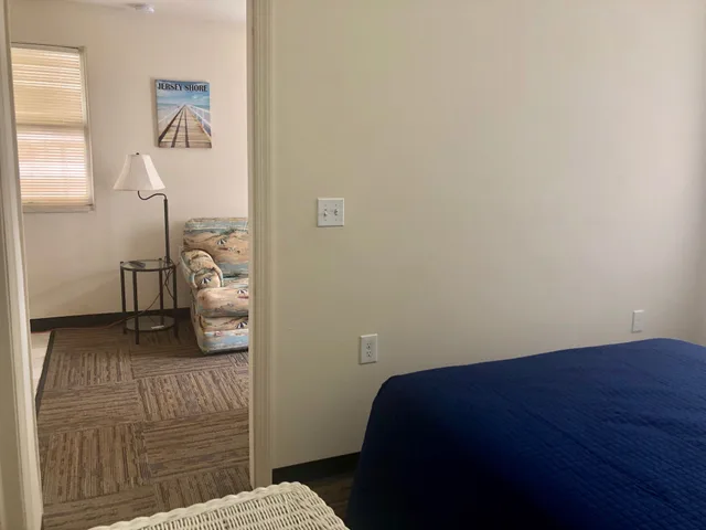 جناح استوديو بسرير كوين، Thunderbird Motel 1/1
