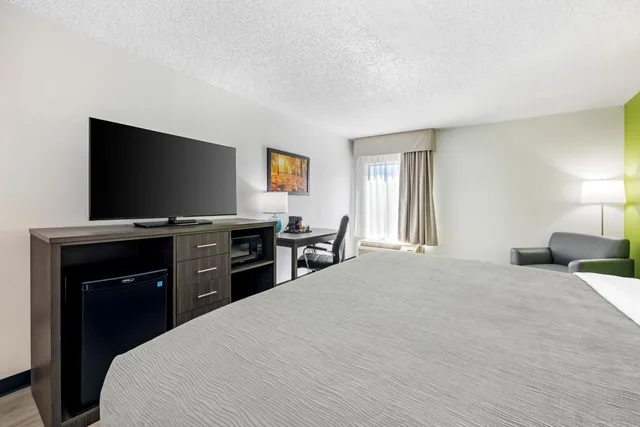 غرفة بسرير كينج بجاكوزي، Quality Inn Clarksville 6/9