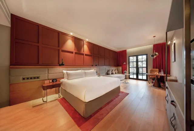 غرفة متصلة عائلية بسرير كينج بشرفة مع أريكة، Melia Shanghai Parkside 1/4