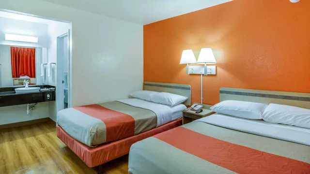 2 Full Beds - Non-Smoking، Motel6 Schiller Park, IL - Chicago O'Hare 2/3