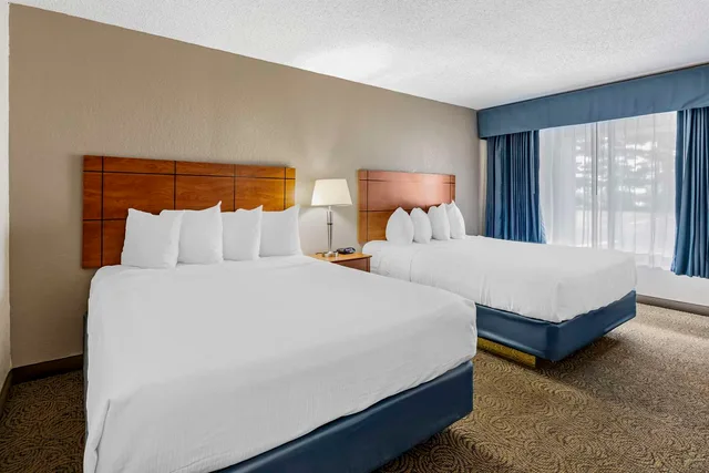 غرفة بسريرين كوين للمدخنين، Best Western Thunderbird Motel 2/3