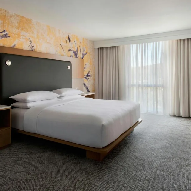 غرفة بسرير كينج مع دخول صالة النادي لذوي الإعاقة، Westchester Marriott 1/4