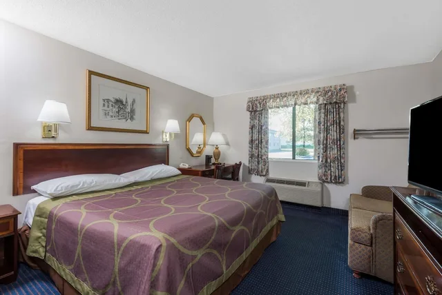 غرفة قياسية بسرير كينج لذوي الإعاقة، Knights Inn Hartford 1/2
