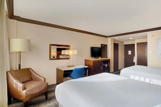 غرفة قياسية بسريرين كوين، Crowne Plaza Harrisburg Hershey 2/5