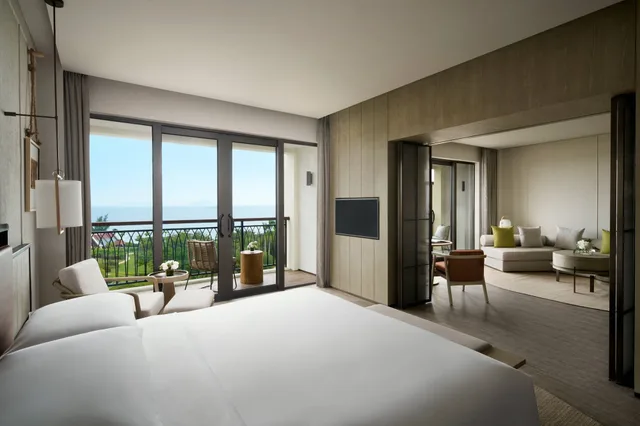 1 Bedroom, Deluxe, Suite, King Bed, Ocean Front, Smoking، Marriott Yalong Bay 1/7