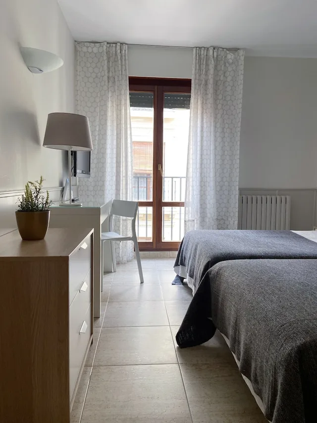 غرفة قياسية بسرير مزدوج وسريرين منفصلين، Hotel Río Arga 2/5