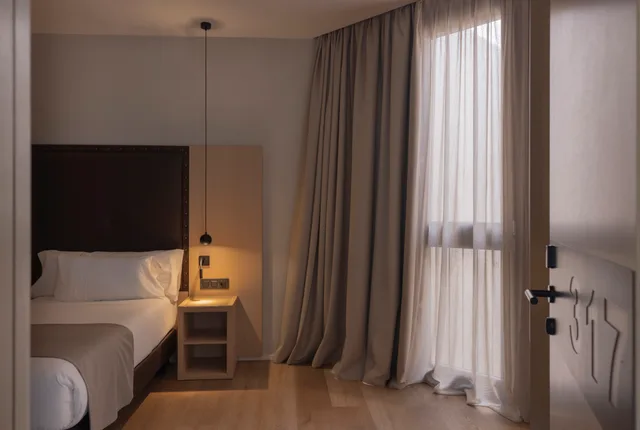 Superior, Double or Twin Bed, Gran Hotel Barcino 9/10