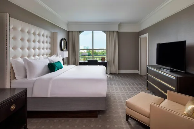 جناح رئاسي بسرير كينج بإطلالة على المتنزه بشرفة، The Ballantyne A Luxury Collection Hotel Charlotte 1/2