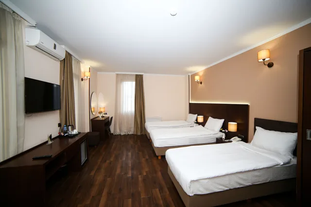 غرفة قياسية ثلاثية بثلاثة أسرّة بإطلالة على المدينة، Corner Inn 3/5