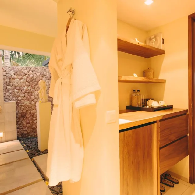 غرفة قياسية بسرير كينج بإطلالة على المسبح، Villa Sabandari 9/9