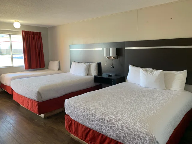 Room, 1 Single and 2 Queen Beds، Americas Best Value Inn-Wall 4/8