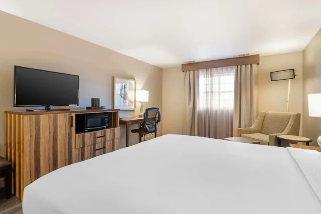 غرفة قياسية بسرير كينج، Best Western Cedar Inn & Suites 3/8