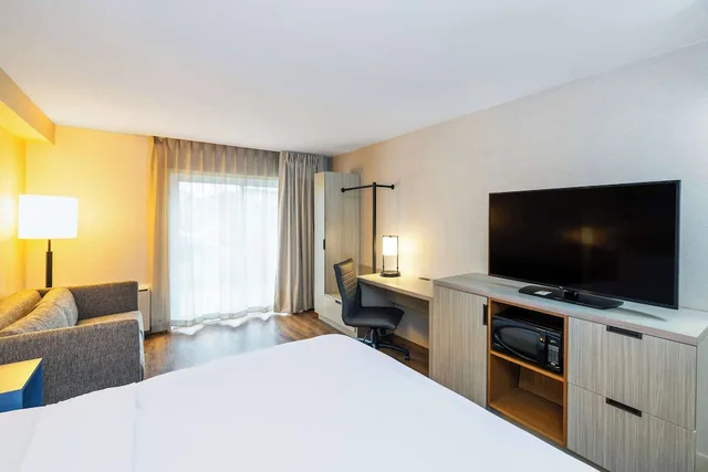 غرفة بسرير كينج مع أريكة، Comfort Inn Corner Brook 9/10