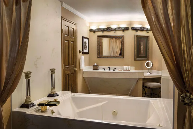 Upgrade, Suite, King Bed، Radisson Hotel Colorado Springs Airport 3/3