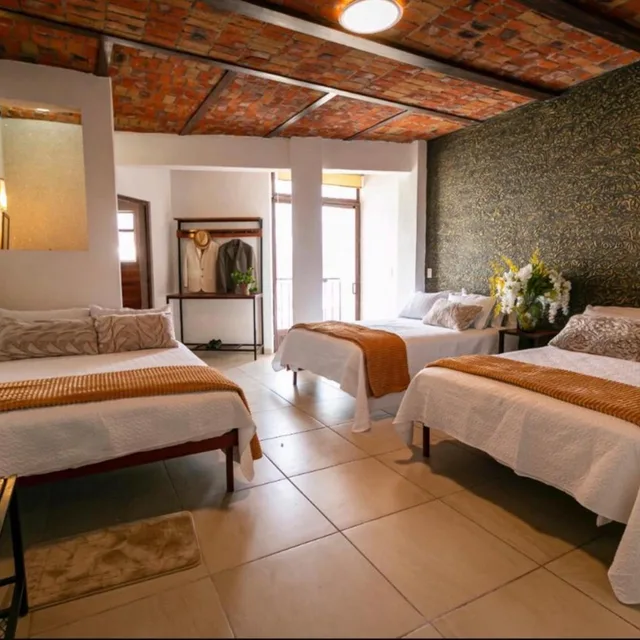 Standard Three beds، Collection O Hotel Casa Zaragoza San Juan de los Lagos 2/5