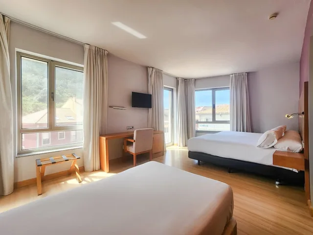 غرفة سوبيريور بسريرين منفصلين وثلاثة أسرّة بإطلالة على المدينة مع سرير إضافي، Hotel Faranda Marsol Candas, Ascend Hotel Collection 6/10