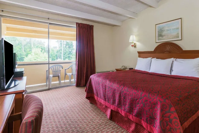 غرفة قياسية بسرير كينج، Days Inn by Wyndham Ocala North 1/10
