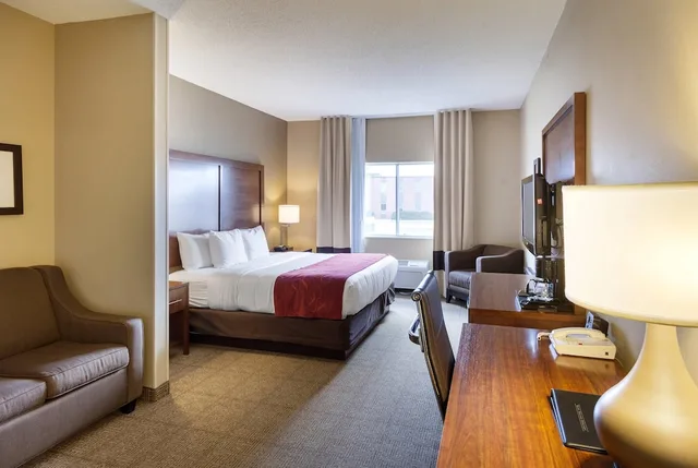جناح بسرير كينج مع أريكة لذوي الإعاقة، Comfort Suites Lincoln North 7/10