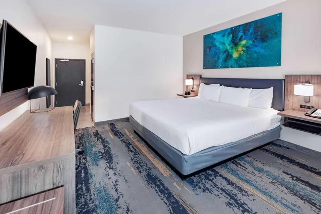 غرفة بسرير كينج بحوض استحمام لذوي الإعاقة، La Quinta Inn & Suites by Wyndham Texas City I 45 1/10