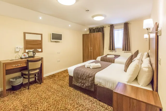 غرفة ثلاثية بسرير مزدوج وسرير فردي، Prince Regent Hotel Excel London 2/3