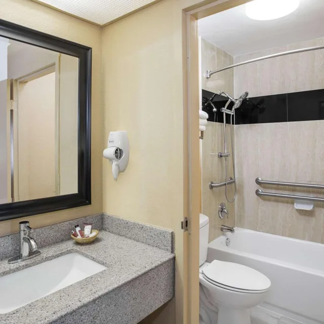 غرفة ديلوكس رباعية بسريرين مزدوجين لذوي الإعاقة، Days Inn by Wyndham Sarasota Bay 5/5