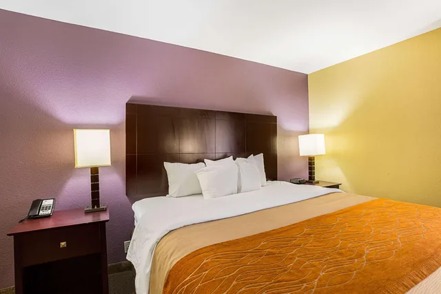 غرفة بسرير كينج، Super 8 by Wyndham Alexandria LA 2/5