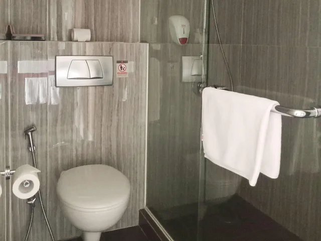 جناح بزنس، Ibis Padang 2/2