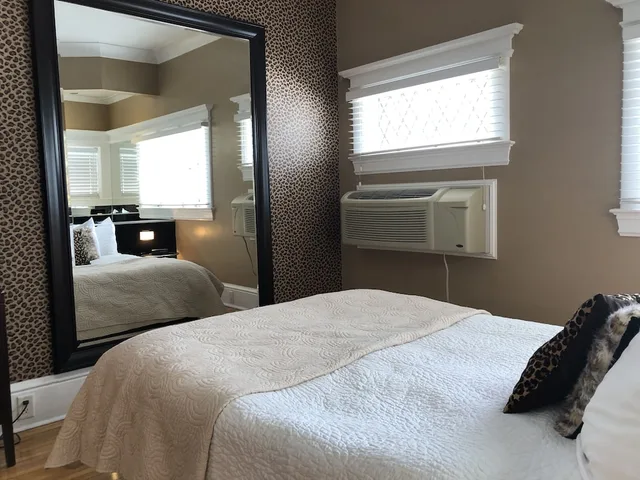 جناح بسرير كوين، Leaside Manor By The Leaside Group 1/5