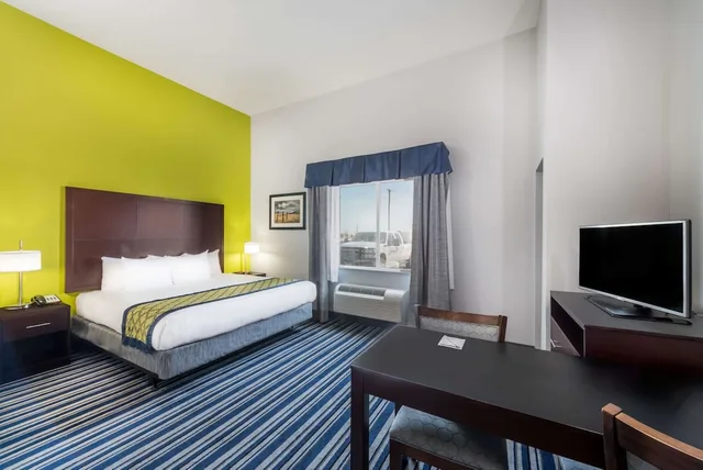 Suite, King Bed, Accessible, Hawthorn Suites By Wyndham Midland 2/3