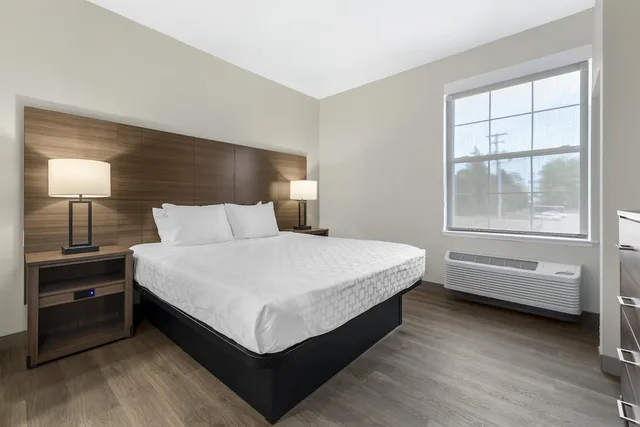 جناح بسرير كينج بحوض جاكوزي، Best Western Plus Revere Inn & Suites 2/10