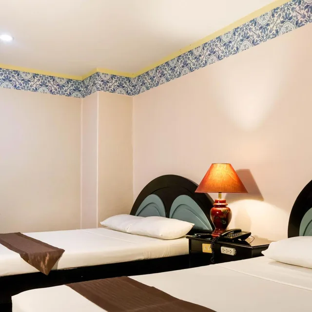 جناح ديلوكس، Holiday Plaza Hotel 9/9