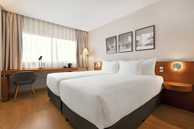 غرفة بسريرين منفصلين بإطلالة على المسبح، Ramada by Wyndham Valencia Almussafes 2/4