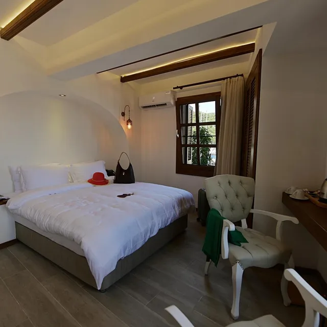 غرفة بسرير مزدوج بإطلالة على البحر بشرفة، Mets Boutique Hotel 4/7