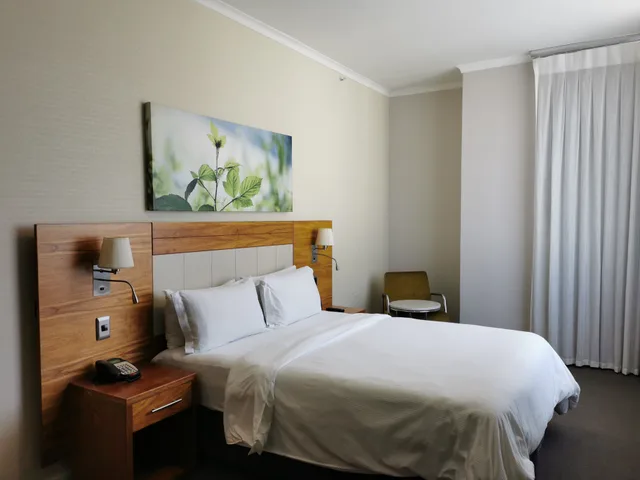 غرفة قياسية بسرير كوين، Doubletree By Hilton Cape Town - Upper Eastside 2/4