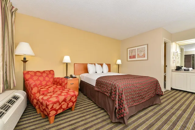 غرفة ديلوكس بسرير كينج، Quality Inn At the Mall - Valdosta 2/3