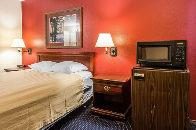 غرفة قياسية بسرير كوين، Rodeway Inn Seattle Airport 3/4
