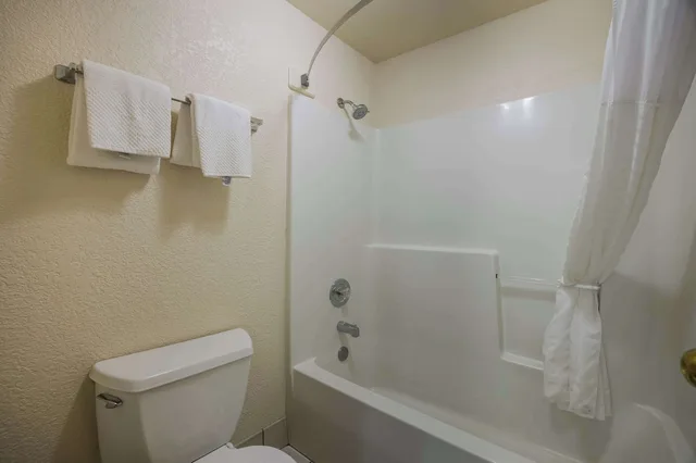 غرفة قياسية بسرير كوين بمطبخ صغير، Suburban Studios Canon City, CO 10/10