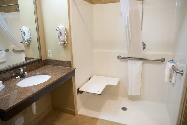 غرفة بسريرين لذوي الإعاقة، Holiday Inn Express Hotel & Suites Northwood 10/10