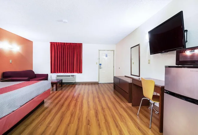 غرفة بسرير كينج لغير المدخنين مع أريكة سرير، Motel6 Covington, TN 6/7