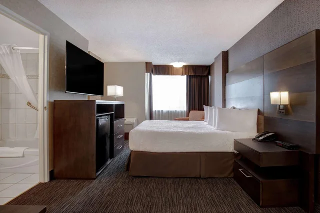 Room, King Bed, Queen Bed, Accessible, Days Inn by Wyndham Calgary South 4/8