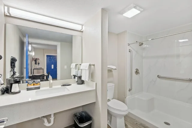 Standard, King Bed, Kitchenette, Accessible, Blue Wave Inn 7/10