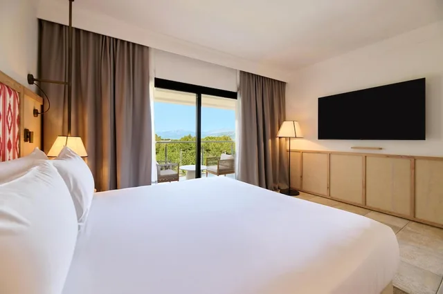 جناح بسرير كينج بغرفة نوم واحدة مع أريكة، Sarena de Muro Resort Mallorca part of Destination by Hyatt 7/10