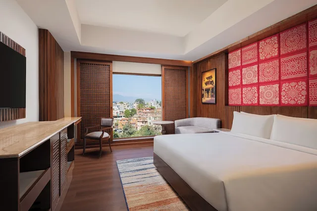 Club, King Bed, The Soaltee Kathmandu 2/4