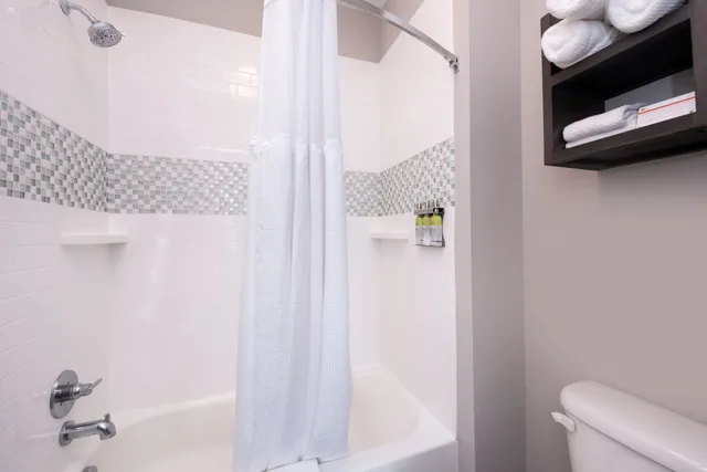 جناح بسريرين مزدوجين بغرفة نوم واحدة مع أريكة بمطبخ، STAYBRIDGE SUITES LAKE CHARLES 5/6