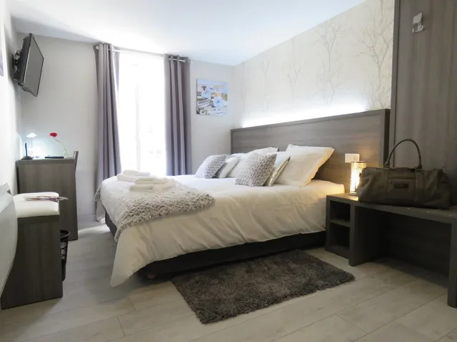 غرفة رباعية بسرير كوين وسريرين منفصلين، Hotel Le Saint - Patrice 2/4