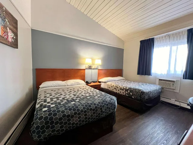 غرفة بسريرين مزدوجين يُسمح فيها بالحيوانات الأليفة، Econo Lodge Calgary Motel Village 3/10