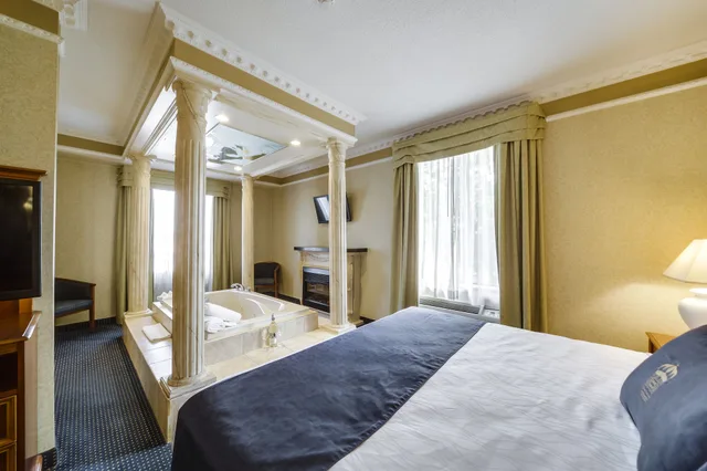 جناح فاخر بسرير كينج بحوض جاكوزي، Monte Carlo Inn Toronto West Suites 6/10